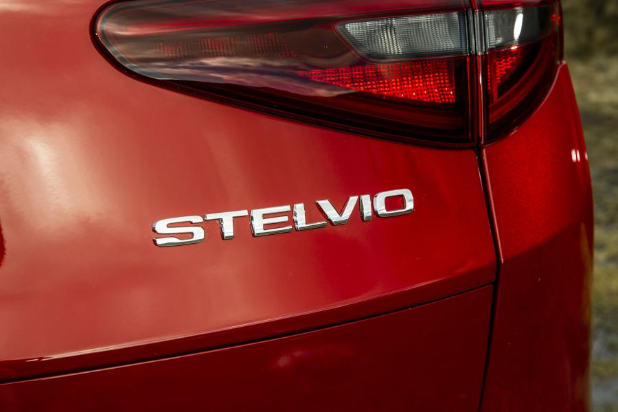 Логотип Alfa Romeo Stelvio Quadrifoglio (949) 2018 года  (UK) (фото 29 из 59)
